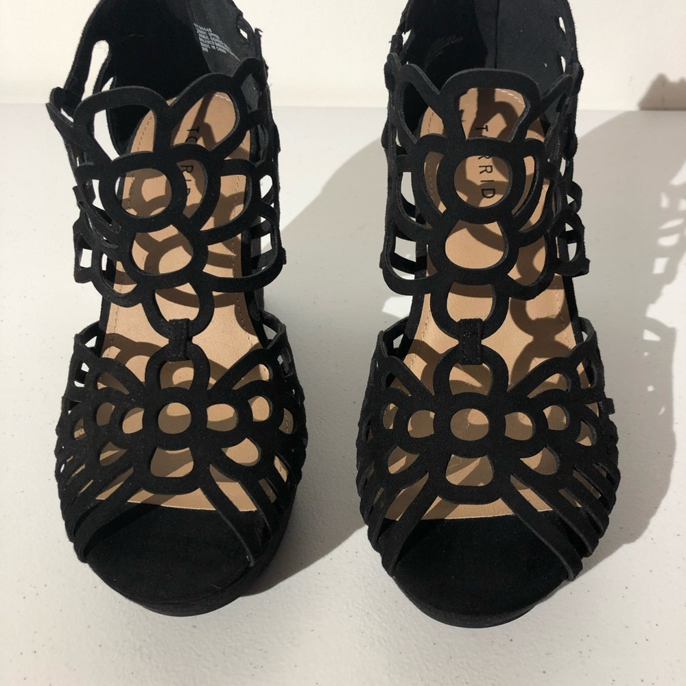 NWOT-Torrid Black Circle Cutout Platform Wedge-Scalloped-Size 8